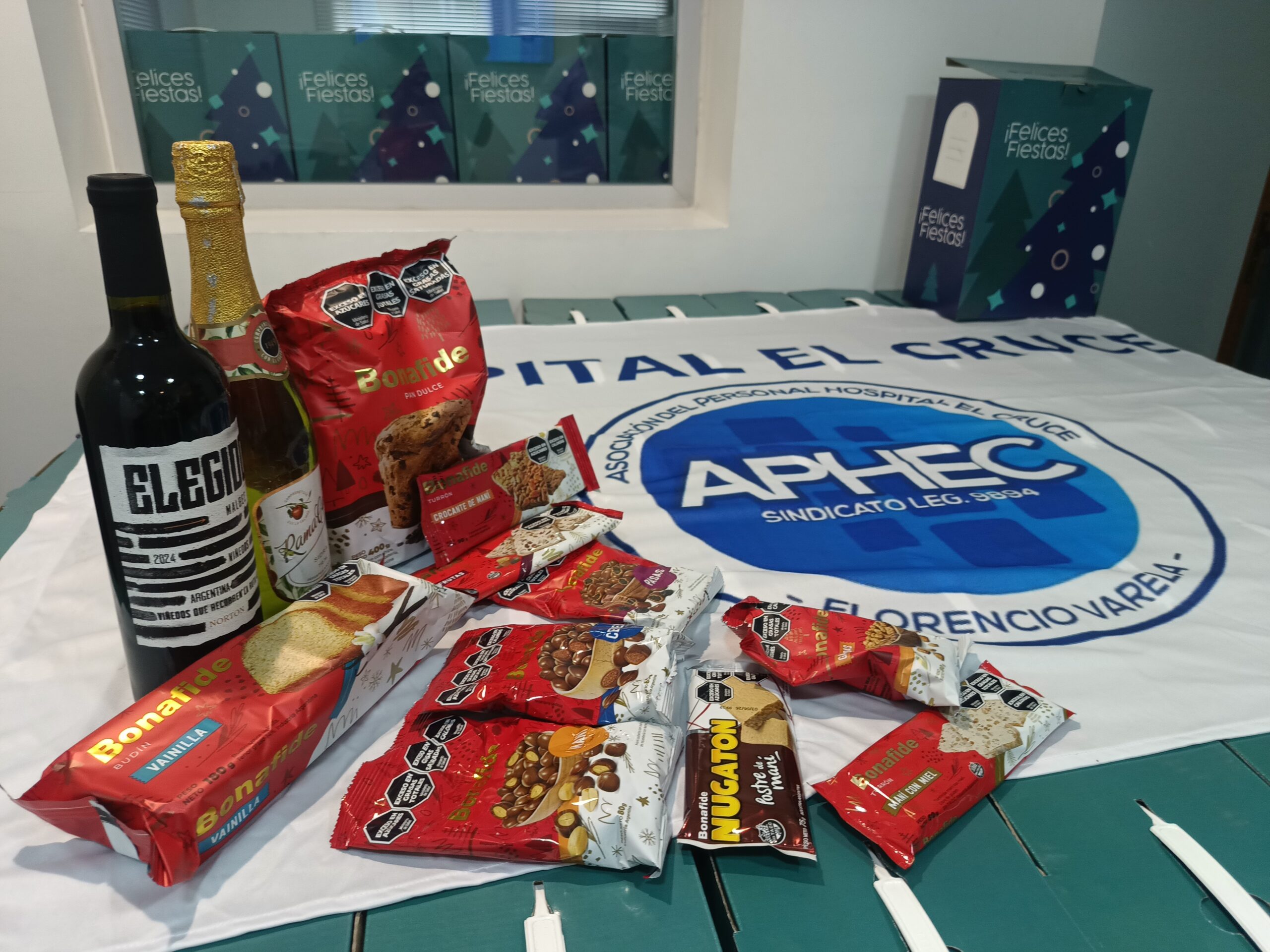 Entrega de caja navideña para afiliados/as